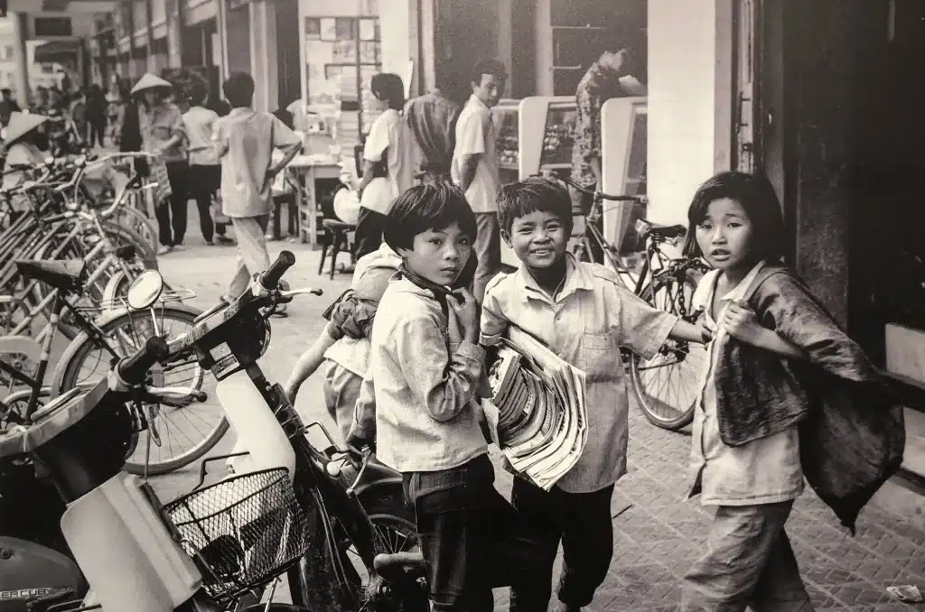 Những em nhỏ bán báo ở phố Tràng Tiền 32 năm trước.